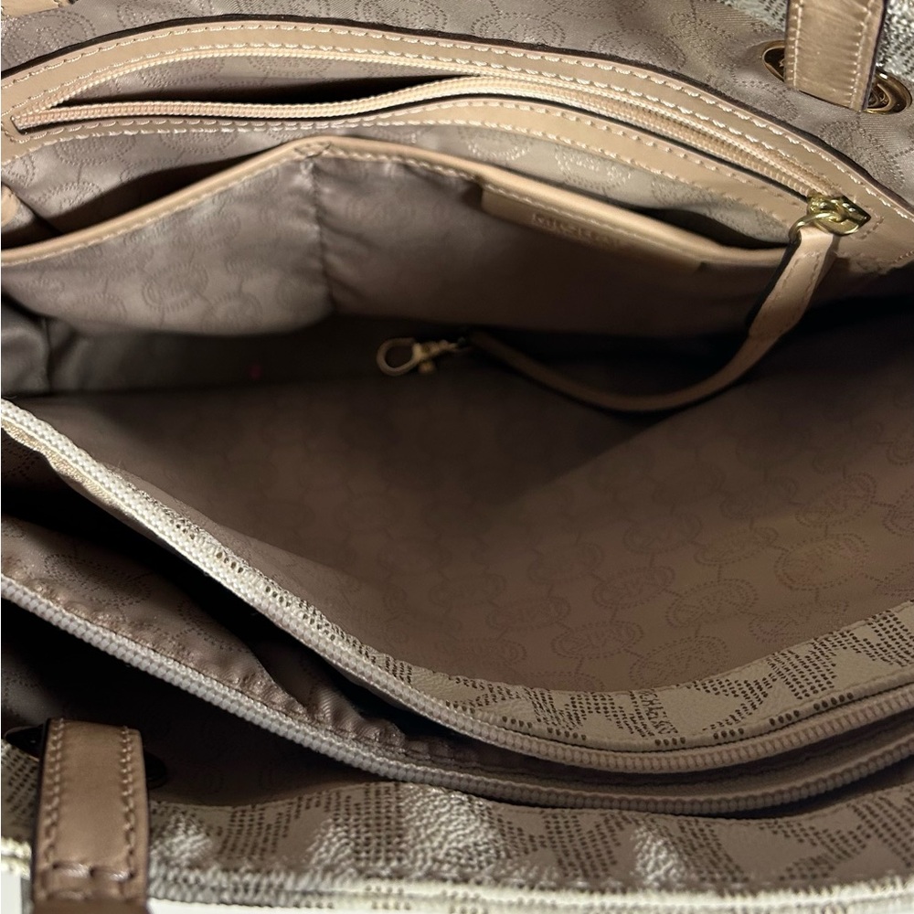 Michael Kors Jet Setter Handbag in crème and tan. - Picture 12 of 12